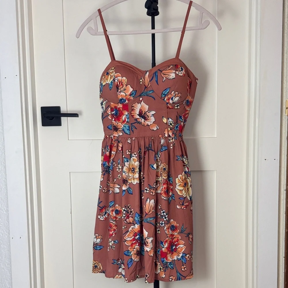 Floral Dress with pockets and adjustable straps. - Picture 8 of 12